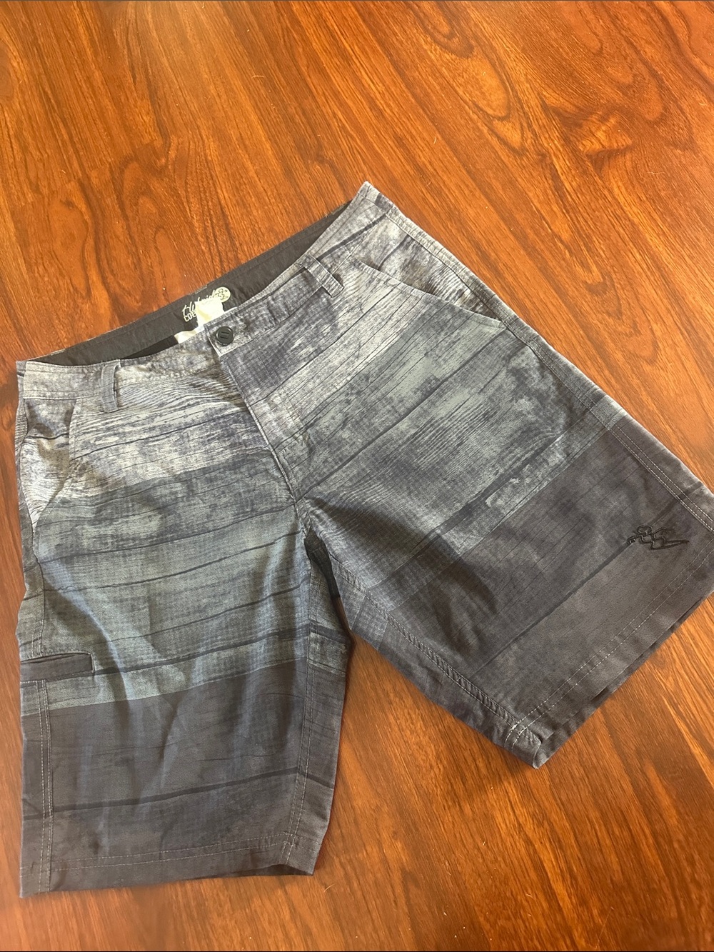 Men's Ombre Gray Flat Front Shorts with lots of pockets. Size 32